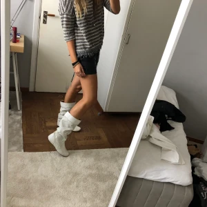Vita boots - Säljer dessa vita boots, frakt ingår inte