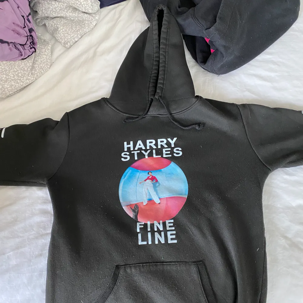 Svart Harry Styles hoodie, bra skick, använts en eller två gånger förr. Hoodies.