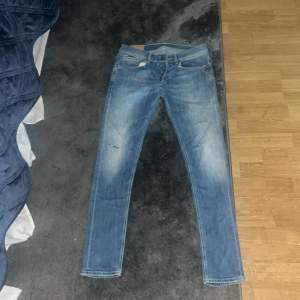 Ett par fräscha Dondup jeans. Cond 8/10 Vanligt pris ligger runt 5500 Passade inte mig så bra så väljer att sälja nu.