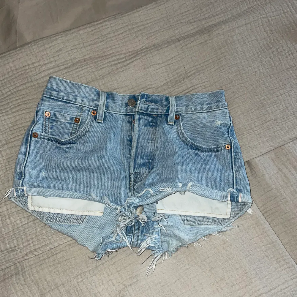 Fina Levis shorts i bra skick! Säljer pågrund av att dom är för små för mig. . Shorts.