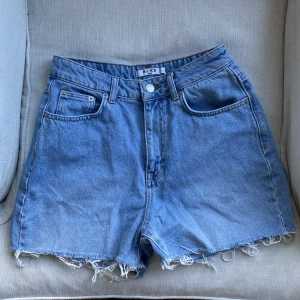 Jeansshorts Na-kd  - Säljer ett par jeansshorts från nakd som aldrig kommit till användning, nypris är 329. Skriv om du har några frågor 🫶🏼 Köparen står för frakt