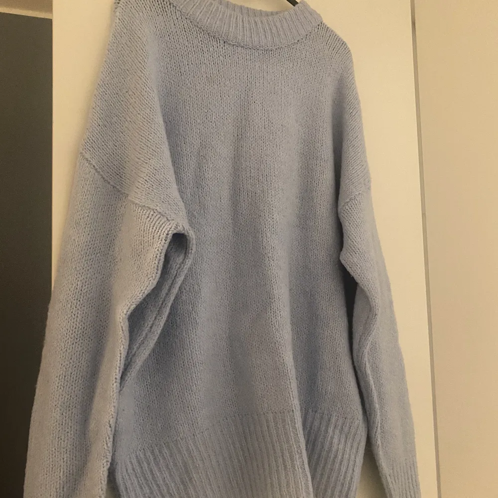 Fin ljusblå stickad tröja från Lager157. Har använt en gång och köptes för lite mer än ett år sedan. Tröjan är inte stickig alls. Jag har vanligtvis storlek S i kläder men tog denna i M och är super cute som lite oversize.. Tröjor & Koftor.