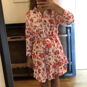 Klänning från Zara - Jättefin klänning från Zara i skjortmaterial, helt slutsåld! Aldrig använd. Säljes pga inte min stil💕