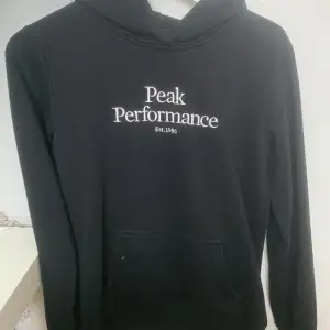 En svart hoodie från peak performance🖤säljer pga växt ur