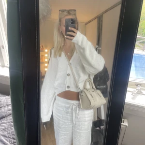 Stickad tröja - Jättefin stickad tröja som går att ha åt båda hållen. Sparsamt använd.