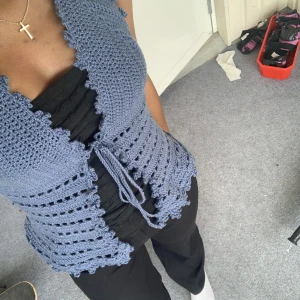 Virkad tie-front mesh topp med picots  - Tar mått beställningar på denna fina topp⚡️. Kan göras i flera färger. Du betalar hälften innan och hälften efter toppen är klar för bådas säkerhet. Vid större storlekar kan priset öka lite. Det talar jag om när jag fått måtten (innan första betalning)😊.