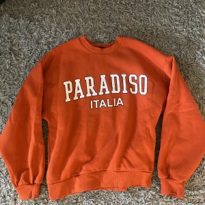 Tröja från Gina - Jättefin tröja från gina! Som nyskick, använd fåtal gånger. Inga defekter som hål eller slitningar. Säljer då den är för liten för mig. Jättefin röd/orange färg.  Perfekt för en sommarkväll eller i höst 🍁