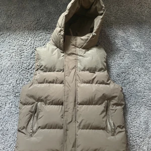 Tjock dunväst från Zara - Bra skick Knappt använd XL men passar L