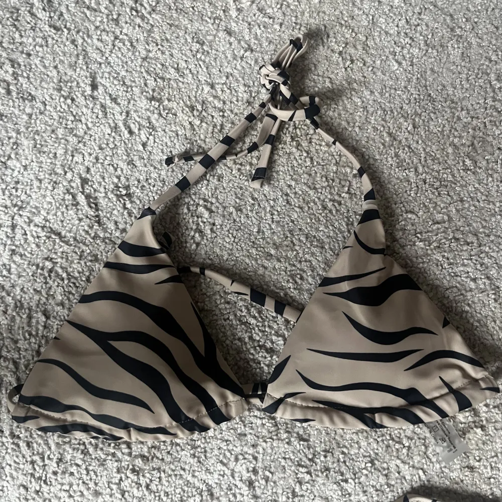Säljer denna zebra mönstrade bikini som är helt oanvänd💕Vekrligen såå fin. Övrigt.