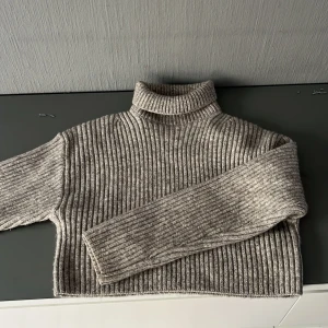 Stickad kroppad tröja - Mysig stickad tröja som är kroppad, kommer aldrig till användning💓använd typ en gång och är helt som ny