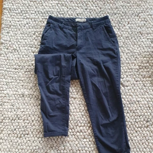 Kostymbyxor - Bekväma kostymbyxor i mörkblått tyg. Mer chinos-likt material så passar perfekt till mer casual-uppklädda tillfällen eller som vardagsbyxor.