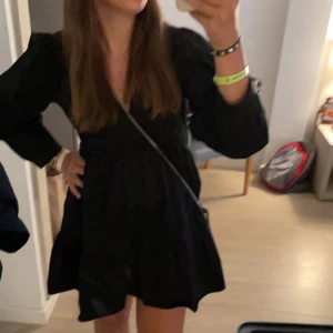 Zara klänning  - Säljer denna fina klänningen från zara! storlek M men ganska liten i storleken. säljer pga den är för kort. 👍🏼
