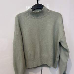 Somrig stickad tröja från & stories i storlek 34 i ljusgrönt / turkost. 