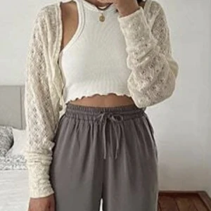 kofta - vit liten kofta perfket nu till sommaren strl M men passar S skulle jag säga 