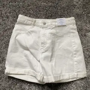 Ett par helt oanvända vita shorts ifrån H&M❤️ Säljer då dem inte riktigt är min stil🤘Storlek 158 men passar till lig som bär 164, xs, s