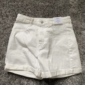 Shorts - Ett par helt oanvända vita shorts ifrån H&M❤️ Säljer då dem inte riktigt är min stil🤘Storlek 158 men passar till lig som bär 164, xs, s