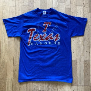 Vintage tshirt med tryck - Snygg vintage tshirt med tryck, i gott skick! Sitter oversized på mig som är 160 cm, har dock vikt upp tröjan på bilden🌟