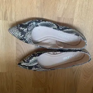 Säljer coola ballerinaskor (pumps) i ormskinn, imitation. 🐍, knappt annvända.