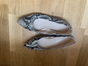 Ballerinaskor  - Säljer coola ballerinaskor (pumps) i ormskinn, imitation. 🐍, knappt annvända.