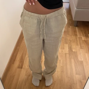 Linnebyxor H&M - Beiga linnebyxor från H&M. Inga defekter🩷