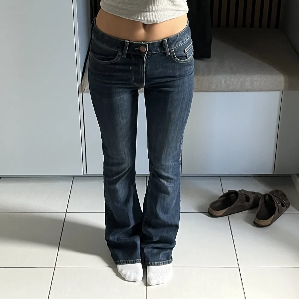 Bootcut jeans från Lindex. Använda typ 4 gånger. Står lite på tå för att visa bootcuten. Jag är 161 cm. Köpta för 400 kr.. Jeans & Byxor.