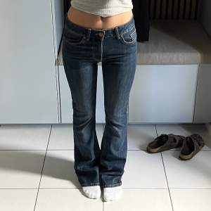 Bootcut jeans från Lindex. Använda typ 4 gånger. Står lite på tå för att visa bootcuten. Jag är 161 cm. Köpta för 400 kr.