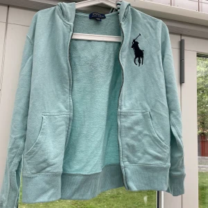 Fleeece från Ralph Lauren  - Oanvänd turkos fleece från Ralph Lauren storlek M (barn).  Kan skickas men köparen betalar frakten.  Vid intresse kan fler bilder skickas.  Pris: 75 kr  Först till kvarn gäller.  