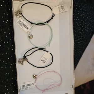 Armband - Mjuka armband som går att ha i håret också om man vill. 4 stycken säljes tillsammans.