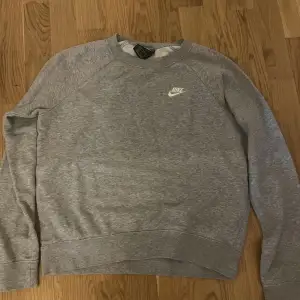 Grå Nike sweatshirt 