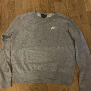 Grå Nike sweatshirt  - Grå Nike sweatshirt 
