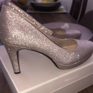 Tamaris klackar - Tamaris space glam klackar storlek 42 oanvända. Jag Flexibel angående priset.