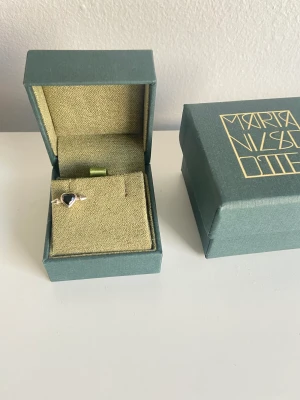 Marianilsdotter örhänge - Säljer detta örhänge från Maria Nilsdotter som är använt 2 gånger💗