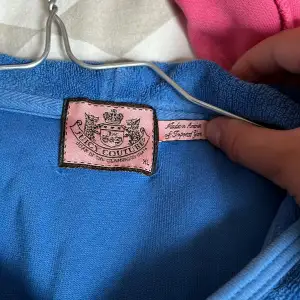  Det är en tröja i blå färg från juicy couture  Den är liten i storleken och säljer för 400 kr, Jag säljer tröjan för att den inte kommer till användning för mig👍🏼