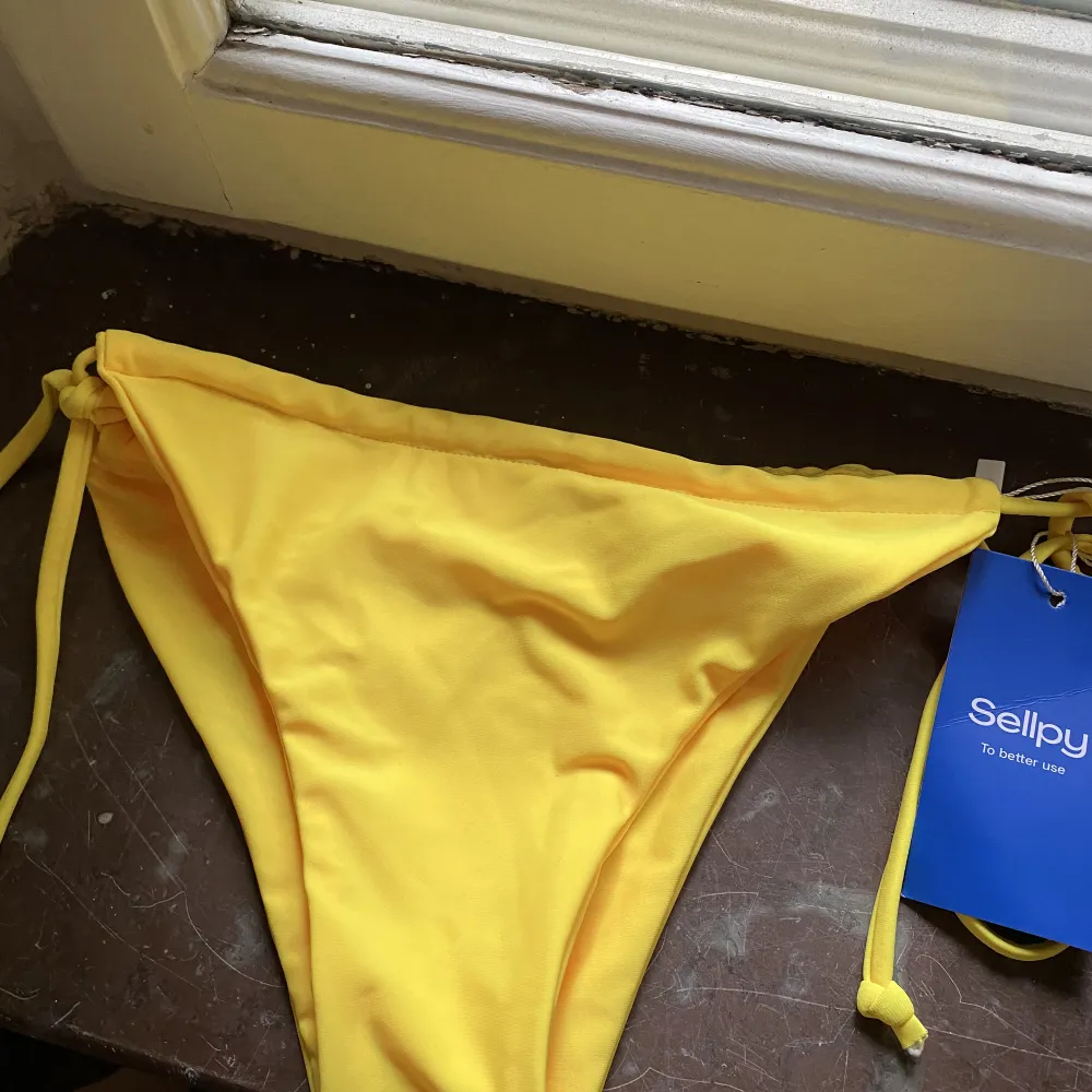 Oanvänd gul bikini (har inte ens provat den). Köpt från Sellpy så vet tyvärr inte vilket märke. Skulle säga att den passar en liten S/XS. . Övrigt.