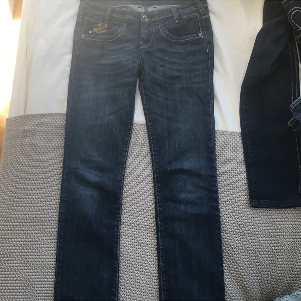 lågmidjade jeans som inte passar mig i midjan, köpta från plick ❤️( lånade bilder). Jeans & Byxor.