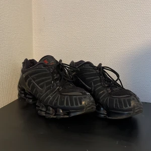 Nike shox TL - Dessa skor har sätt bättre dagar men skulle ändå säga att skicket på dessa skor är relativt bra för att va 3 år gamla. Priset är inte hugget i sten.