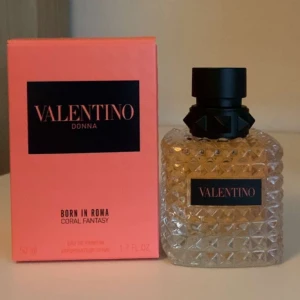 Valentino parfym - bron in roma - Säljer denna helt oanvända parfym då jag insåg att jag valt fel produkt. Har kvitto på köpet! Det är en 50ml perfym och ordinariepris är 1 120kr