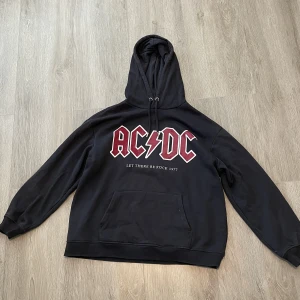 ACDC hoodie - Rätt så använd, köpt på H&M, bekväm, säljer den för att den inte kommer till användning längre🫶🏼