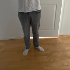 Zara jeabs - Tja, säljer mina zara jeans. De är i straight fit och är i zaras storlekar storlek 40 men sitter som 30/32. De har en liten fläck men inget som syns så mycket om man inte kollar nära.  Hör av er vid frågor