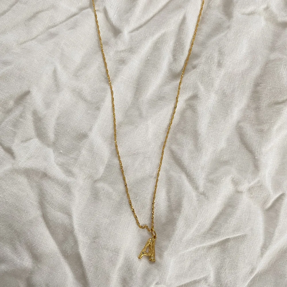 Gold necklace used twice. Accessoarer.