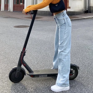 Elscooter - Säljer Elscooter från Xiaomi. Möts upp i Stockholm. Fraktar ej! Låsmekanismen är sönder, kan enkelt bytas själv (kostar 99kr med en ny). Har inga fler bilder och kommer inte ta några, är ute efter en snabb och smidig affär annars behåller jag den