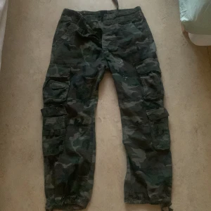 Cargo pants - Cargo pant med militär print i super bra skick har knappt använt och dessa byxor är super sköna pris kan diskuteras 