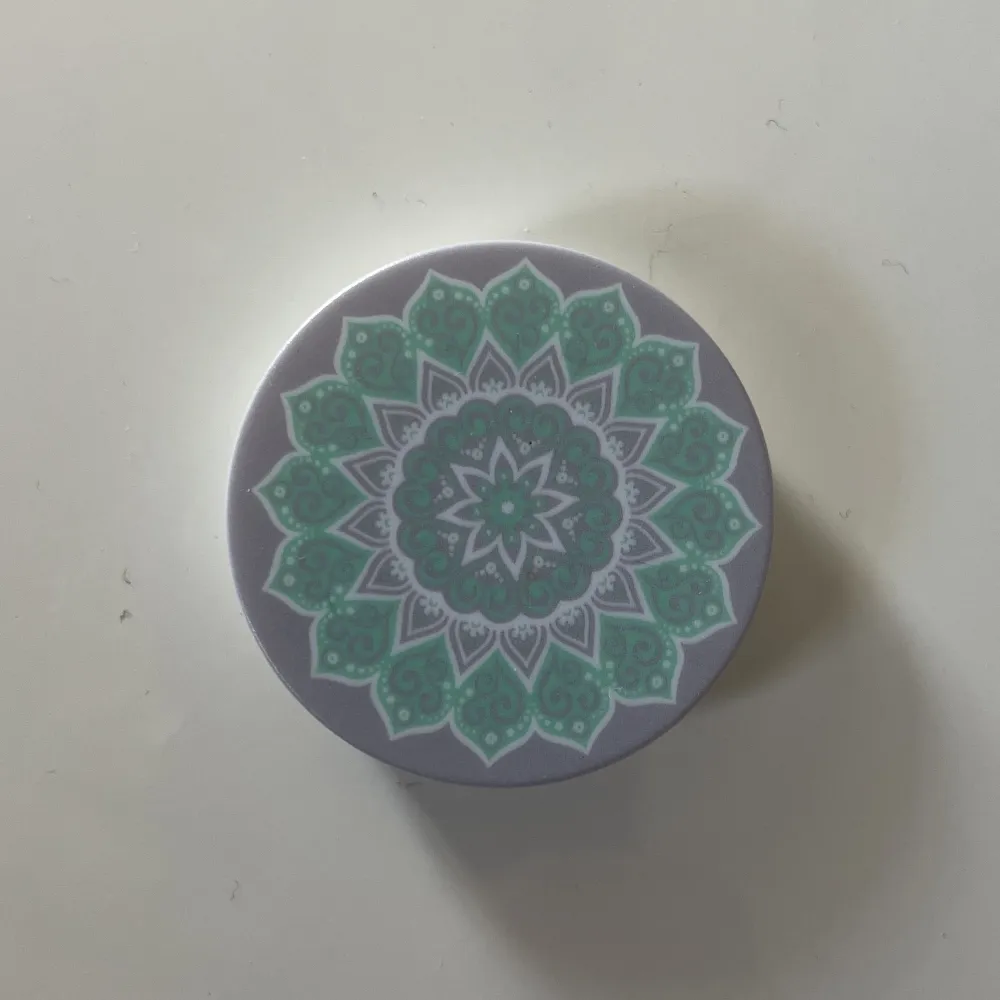 En helt ny popsocket. Den klistras fast på baksidan av ditt telefon skal.🤍. Accessoarer.