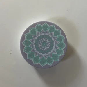 Popsocket - En helt ny popsocket. Den klistras fast på baksidan av ditt telefon skal.🤍