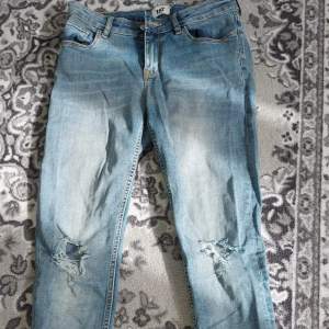 Ett par jeans från lager 157, skinny. Storlek S. Slits i knäna. Använda typ 3 gånger😊 Kan fixa fler bilder! Kan skickas😊