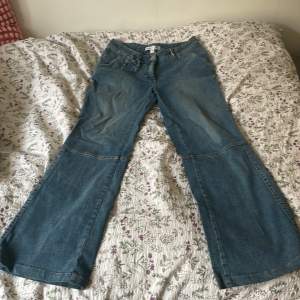 Lågmidjade utsvängda jeans med fina detaljer! Köpta second hand💕Jag är 168 cm😃