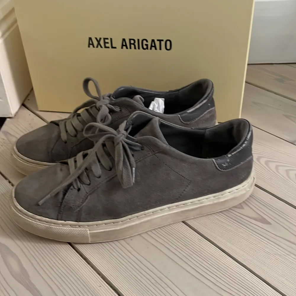  Snygga Axel arigato skor i mocka 7/10 i box finns box och skriv privat för fler frågor. Storlek 38-39 original pris 2200kr. Skor.