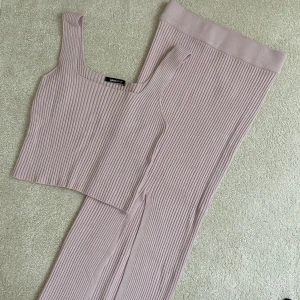 Sett från Gina tricot - Använt ett fåtal gånger  Kjolen är i S och toppen är i L, men har sytt in toppen så den är som en S också. 