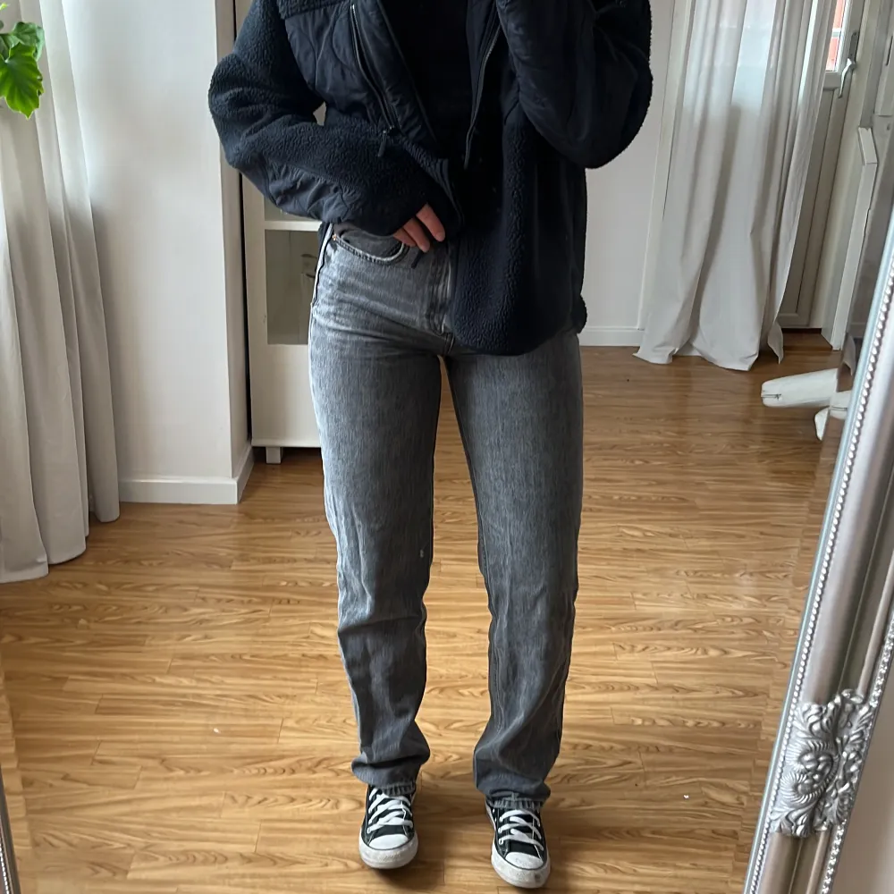 Ett par mörkgråa ”90s high waist jeans” i väldigt bra skick från Gina Tricot i storlek 36, 200kr + 60kr i frakt. Jag är 169cm lång 💖💖. Jeans & Byxor.