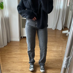 90s high waist jeans  - Ett par mörkgråa ”90s high waist jeans” i väldigt bra skick från Gina Tricot i storlek 36, 200kr + 60kr i frakt. Jag är 169cm lång 💖💖